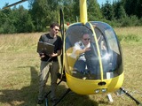M. Lang ja kopteri piloot Romet Vään valmistuvad UAVSpec-iga mõõtmiseks. Juuli 2007.