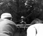 Kalasilmaobjektiiviga fotoaparaat metsa kiirgusrežiimi uurimiseks. Tiit Nilson ja Vello Ross ZBI Voore statsionaari kuusikus. Kalasilmaobjektiivi kinkis Margaret Anderson Austraaliast 1969. aastal.